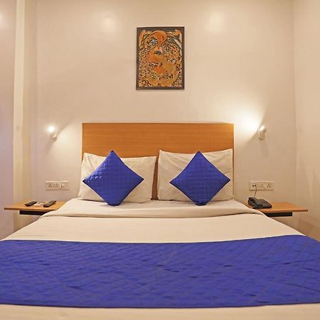 Hotel Yellow Chilli Britannia Chowk- Couple Friendly Local Id Accepted นิวเดลี ภายนอก รูปภาพ