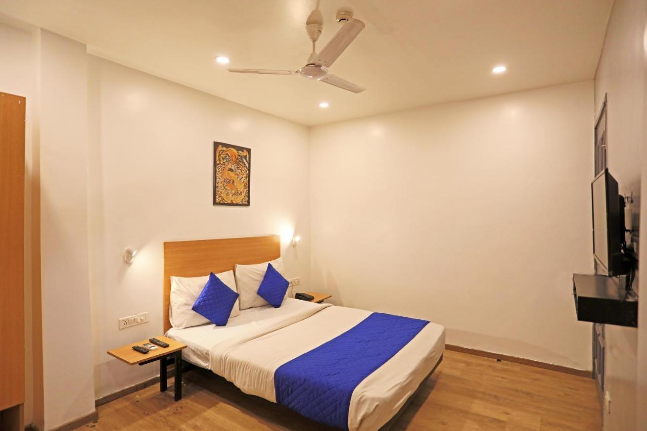 Hotel Yellow Chilli Britannia Chowk- Couple Friendly Local Id Accepted นิวเดลี ภายนอก รูปภาพ